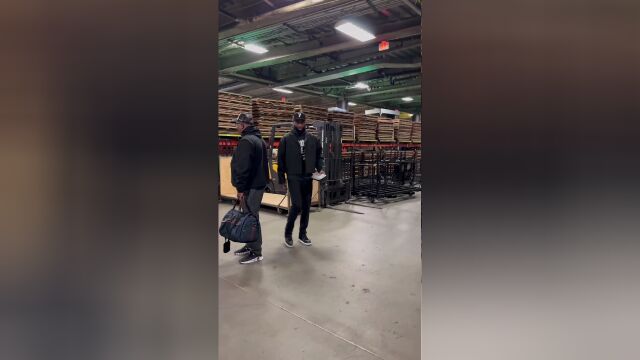 来啦老弟！ 凯尔特人三巨头相继抵达球馆