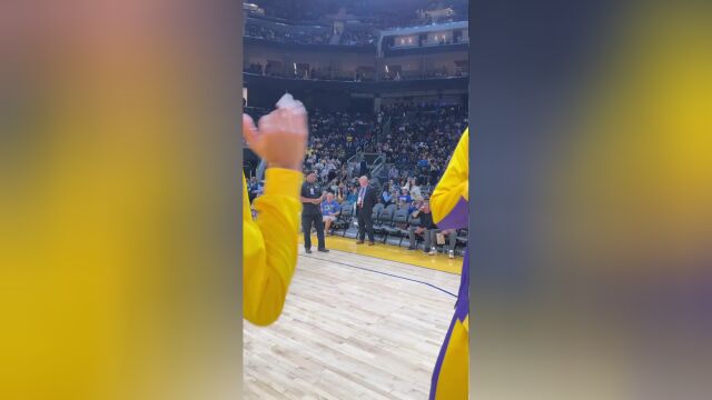 这么多动作脑子不够用啊 老詹依次和队员做专属动作