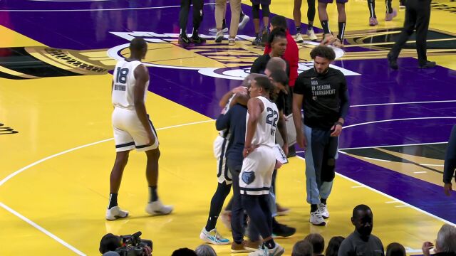 灰熊后卫线伤不得了啊！斯玛特崴脚倒地痛苦离场