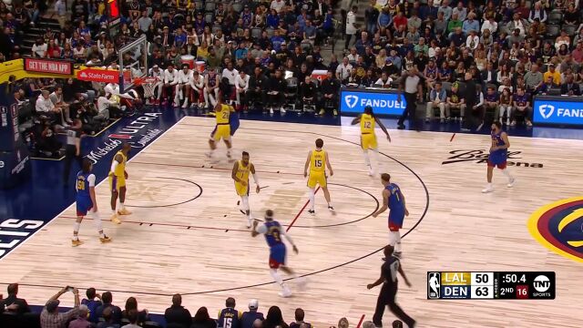 NBA：詹姆斯突破遭击中面部后鼻子出血