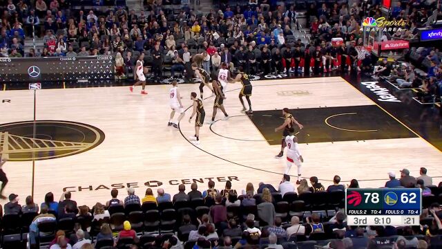 汤普森接球三分命中 格林场下怒吼庆祝