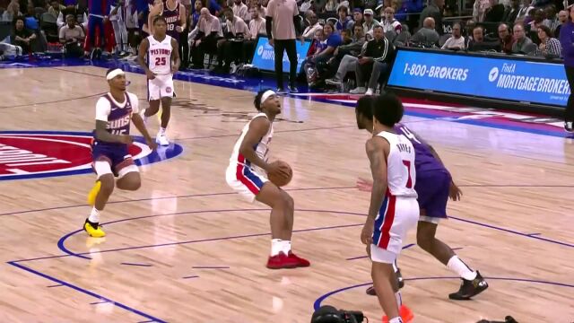 游刃有余！海耶斯招牌抢断风骚背传助攻乌穆德轻取2分