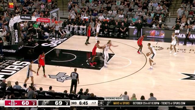 NBA：太轻松了！文班接球无视史密斯直接隔扣