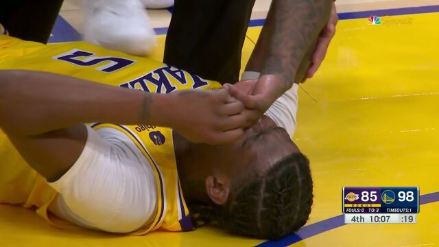 雷迪什协防扭伤脚踝痛苦倒地 被队友搀扶回更衣室