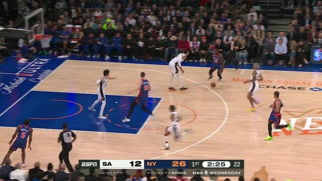 给年轻人上上课！兰德尔鬼手抢断文班 迪温琴佐底角接球三分射进