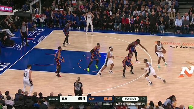 还得自己攻！凯尔登约翰逊传球被扑 自己突破扣篮打进