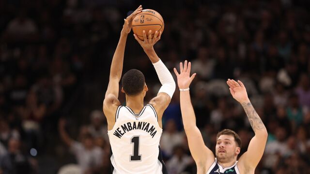 独行侠vs马刺精华回放 东契奇三双文班亚马首秀15+5