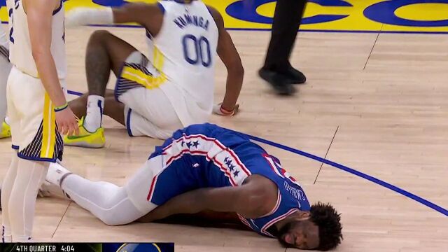 库明加压在恩比德受伤左膝 后者疼得直摇手打滚儿