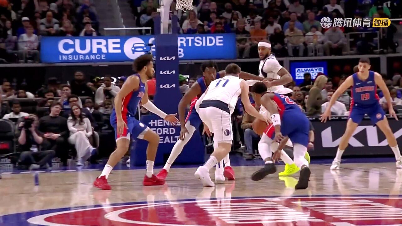 配合太丝滑!欧文三分线外拉弓射箭