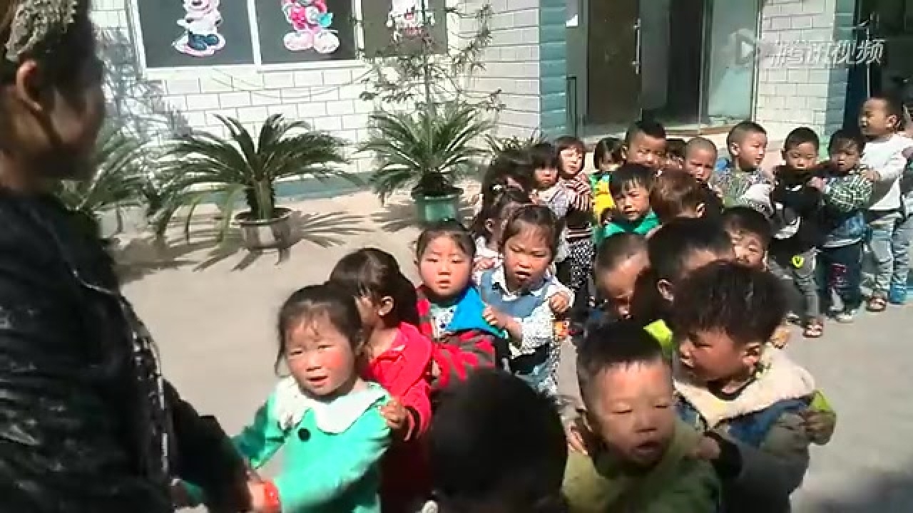 幼儿园的孩子做完早操，上厕所，进教室啦_高清