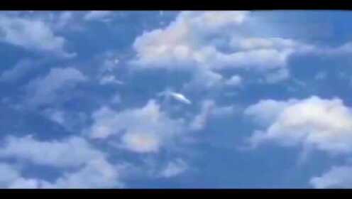 乘客在客机上偶然拍下清晰的UFO不明飞行物视频