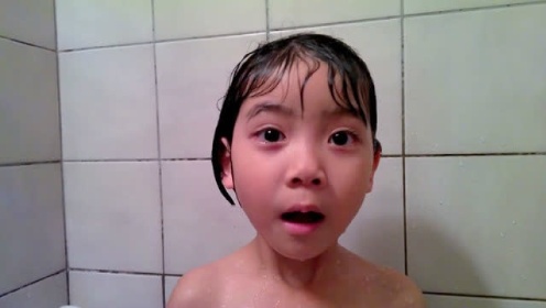 最近宝贝女儿洗澡时喜欢上了练习这个,样子好可爱!