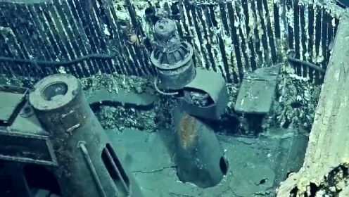 海底探险队潜入深海，拍到一艘让人惊悚的沉船！