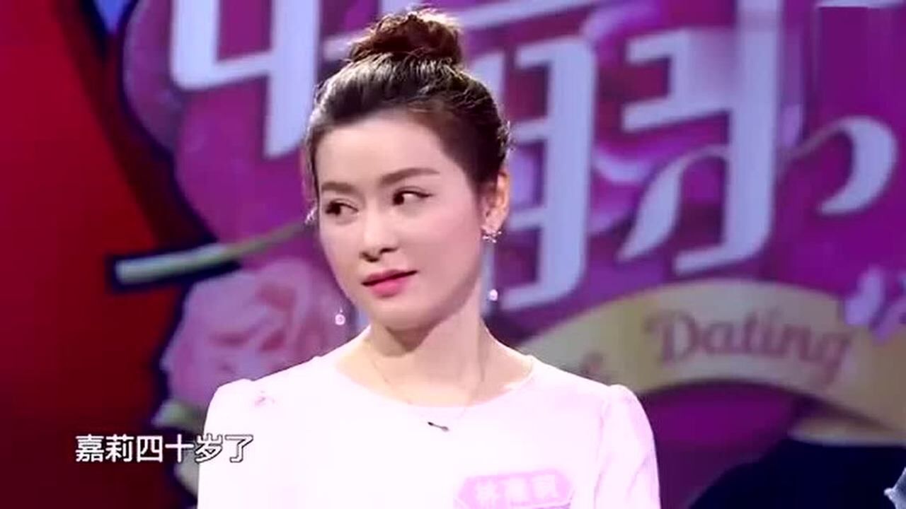 在中国式相亲中40岁的单亲妈妈林嘉莉因满满的少女感引发关注在相亲场