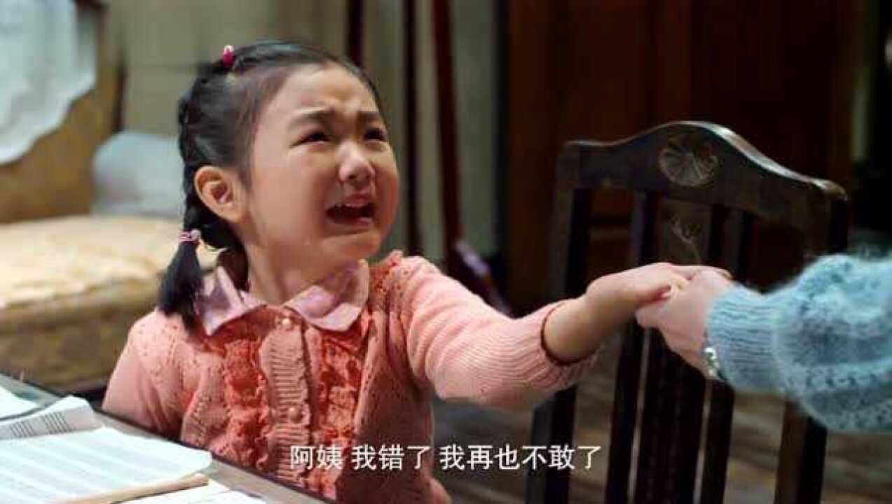 小女孩不想写作业把表调快，结果被老师识破要罚打手心_高清