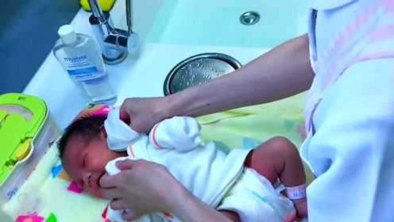 超详细的新生儿宝宝洗澡护理教程，这个护士真是太细心了！_高清