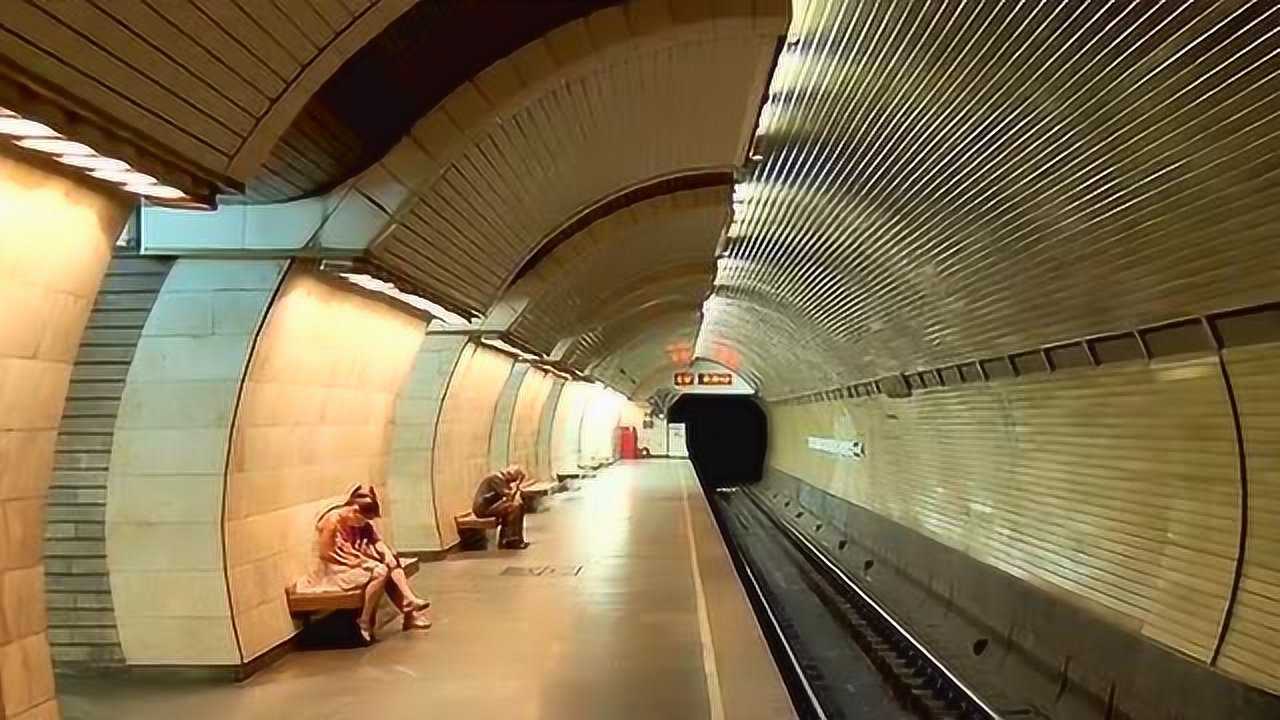 地铁即将站，站台突发事故，监控拍到这样一幕_高清
