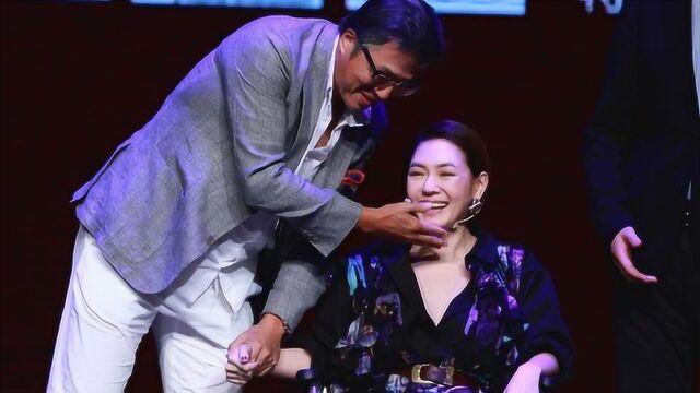 小s坐轮椅狂放电 被王伟忠牵手摸脸