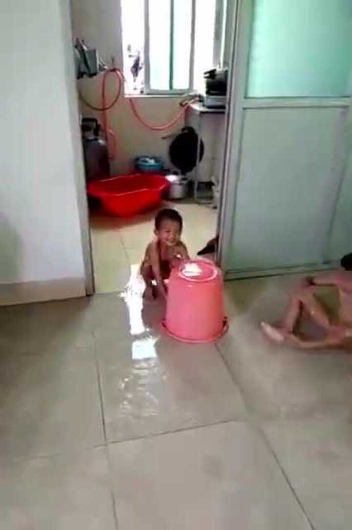 这俩光屁股孩子真会玩._腾讯视频