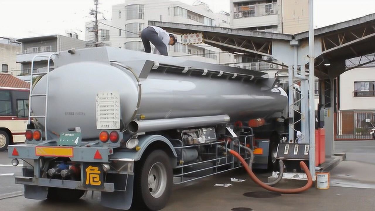 日本油罐车，实拍司机卸油全过程_高清