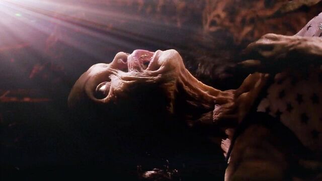 美女跟小伙去树林约会,结果遇见怪物,直接被吸成了干尸