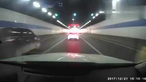 隧道疯狂飙车！