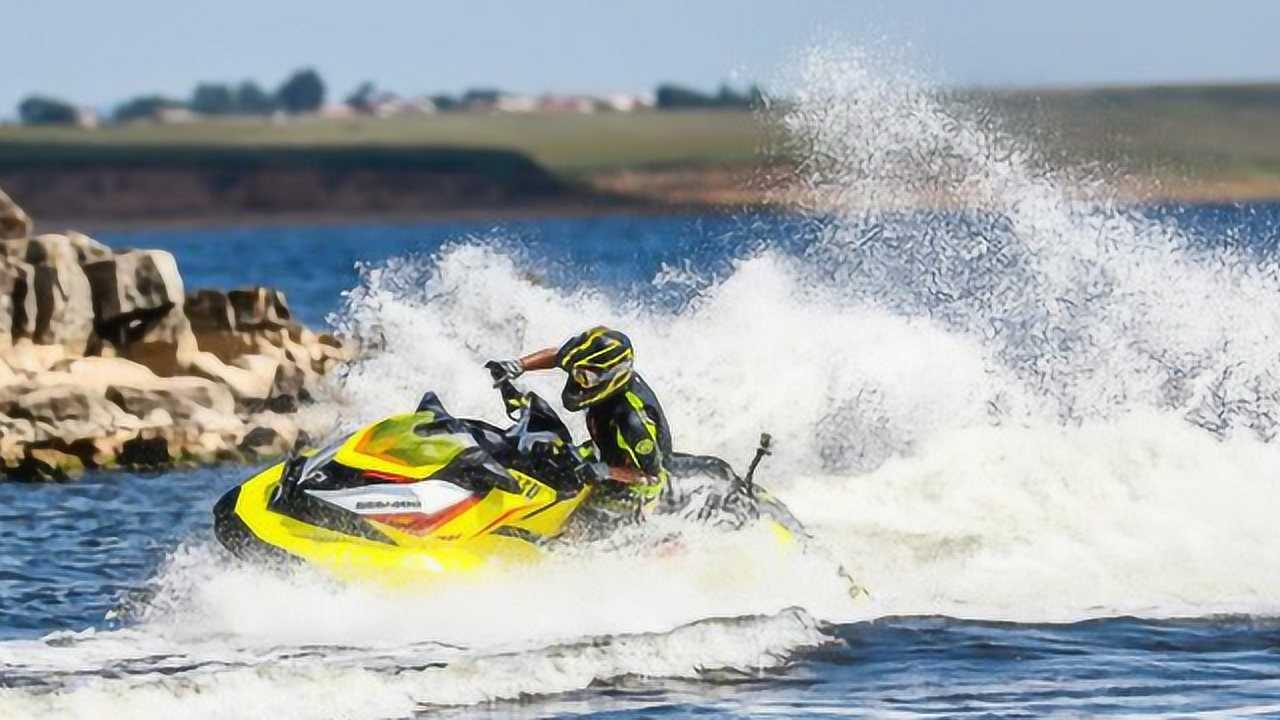 牛人驾驶庞巴迪摩托艇开启运动模式暴力漂移