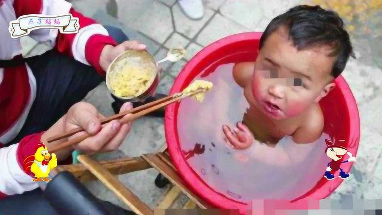 这个小男孩冬天光脚出门，在家洗凉水澡，真相原来是这样_高清