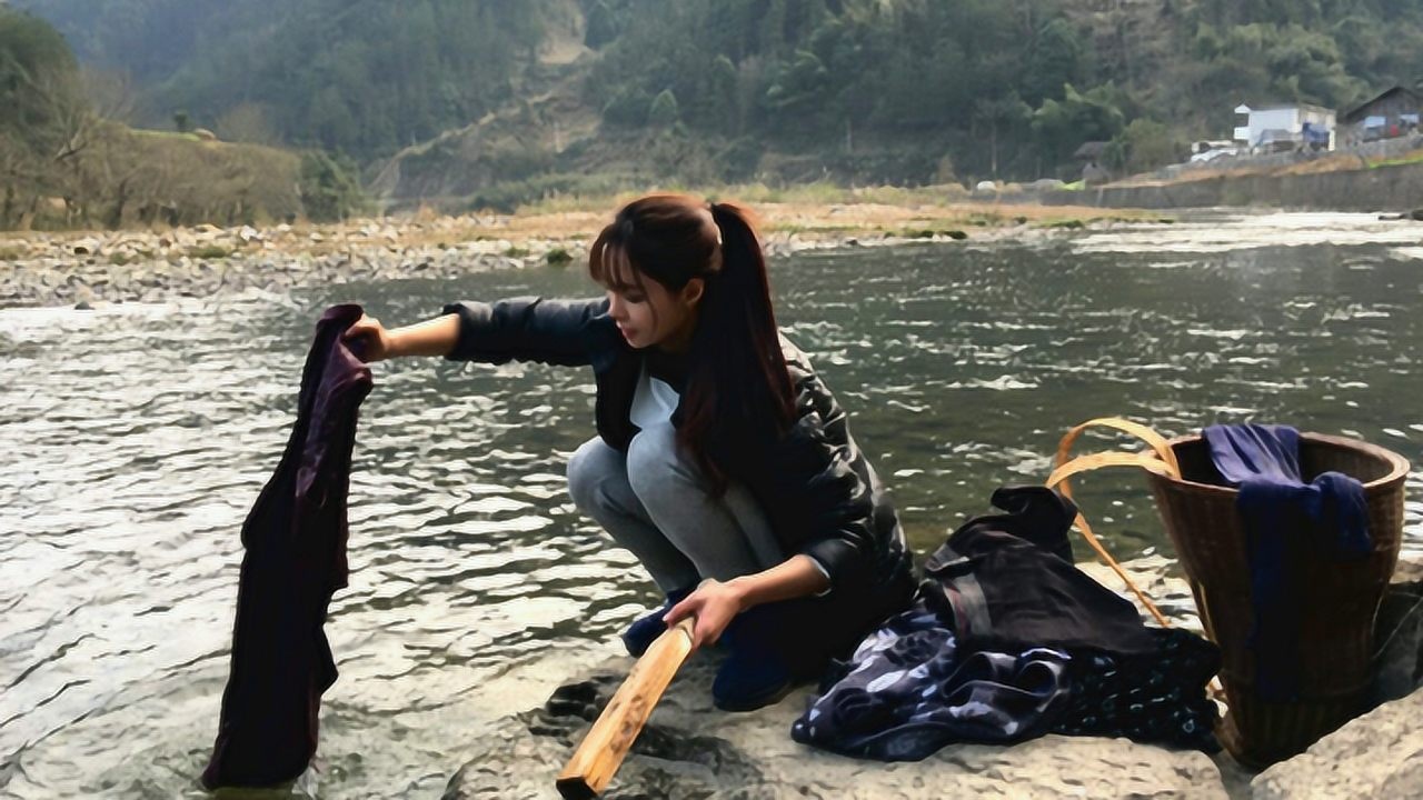 家乡|农村小媳妇河边洗衣服,勤快呀_腾讯视频