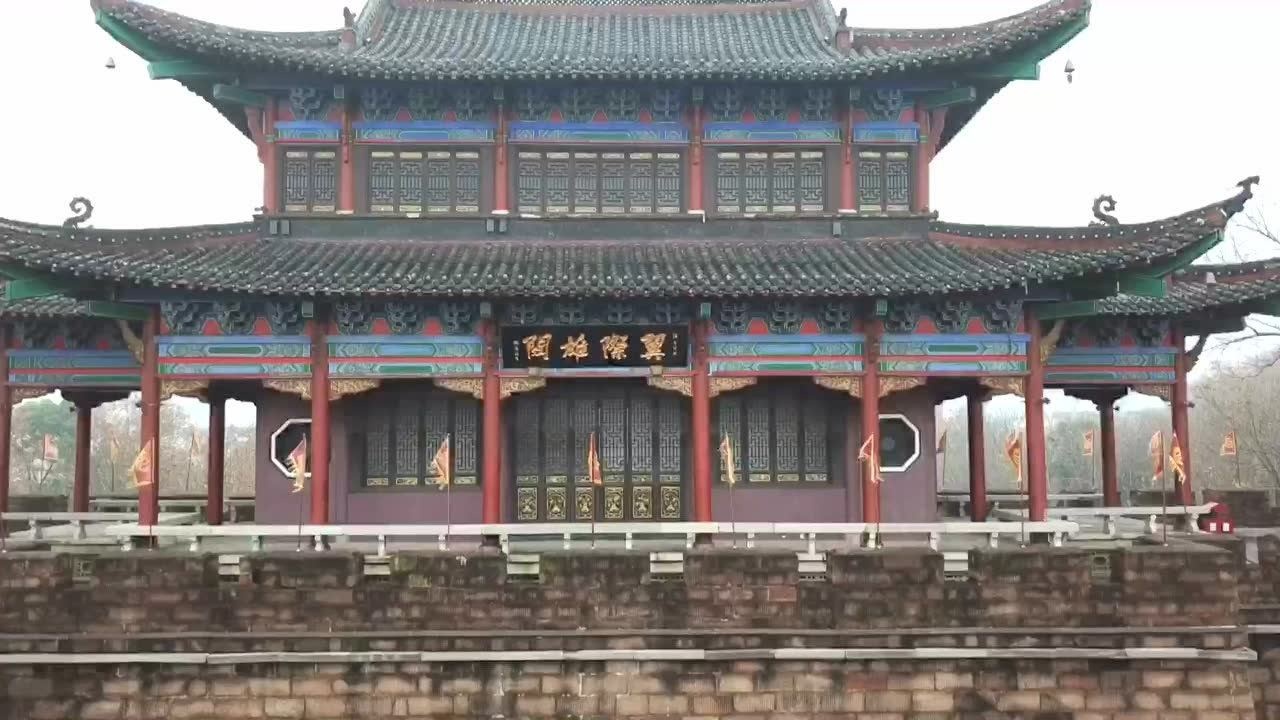 汉阳洗马长街横跨着一座城楼——铁门关