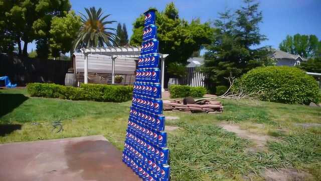 用百事可乐叠起的金字塔放一个手机一锤砸下了去怎样