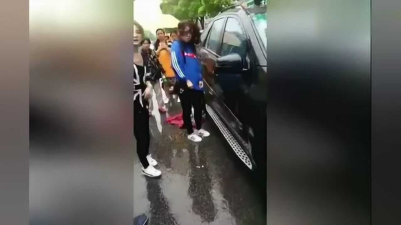 实拍抓奸现场：原配当街暴打小三通知丈夫次日离婚_腾讯视频