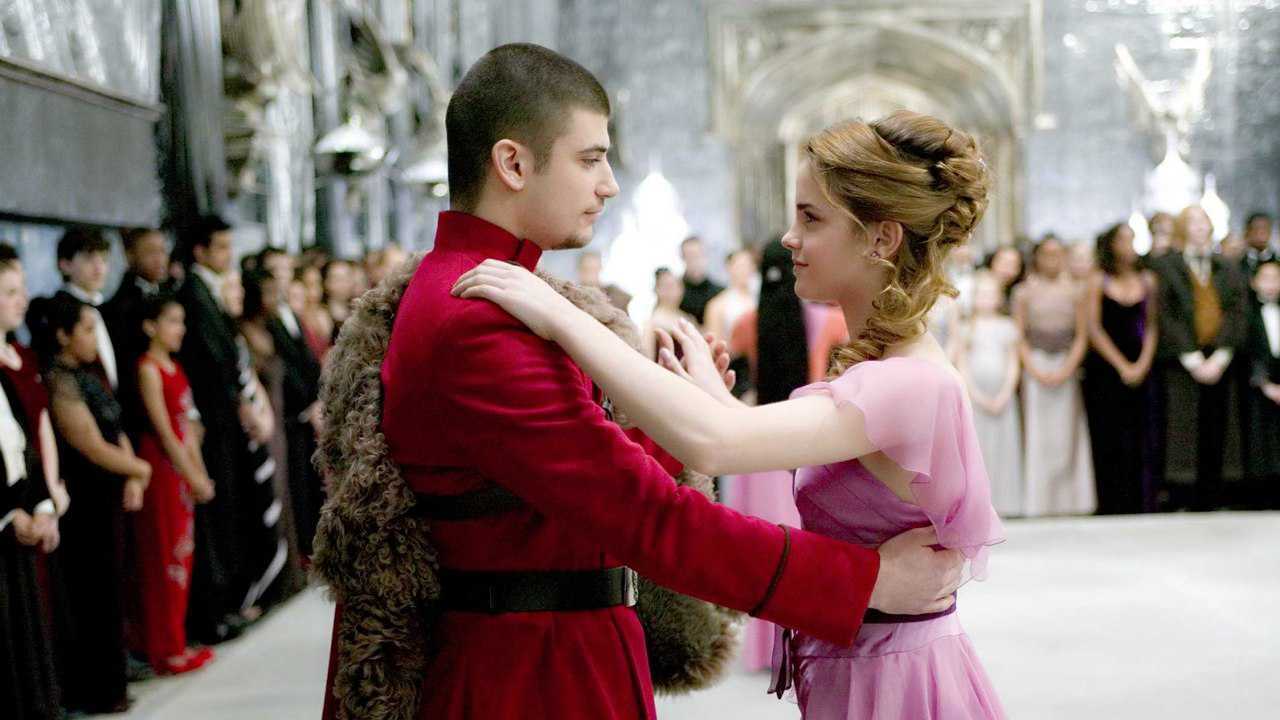 《哈利.波特4》赫敏惊艳亮相舞会,却和众人跳起了尬舞