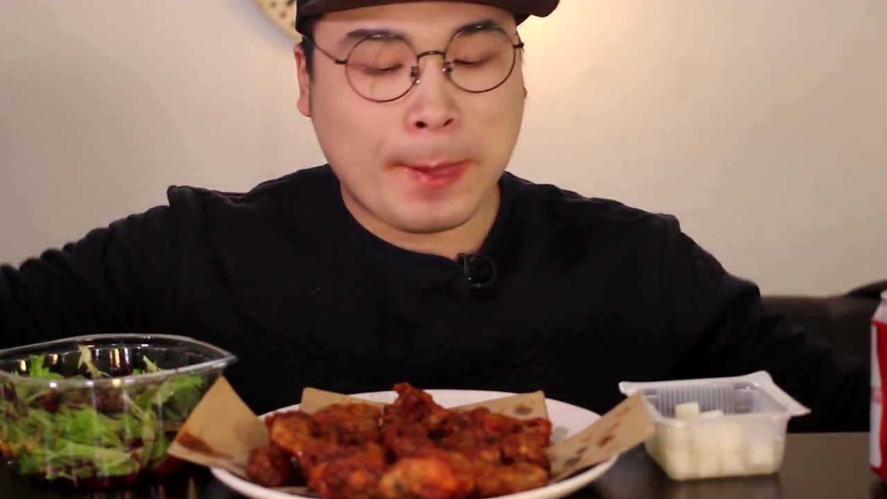 韩国吃播豪放派donkey小哥吃排骨看着就流口水