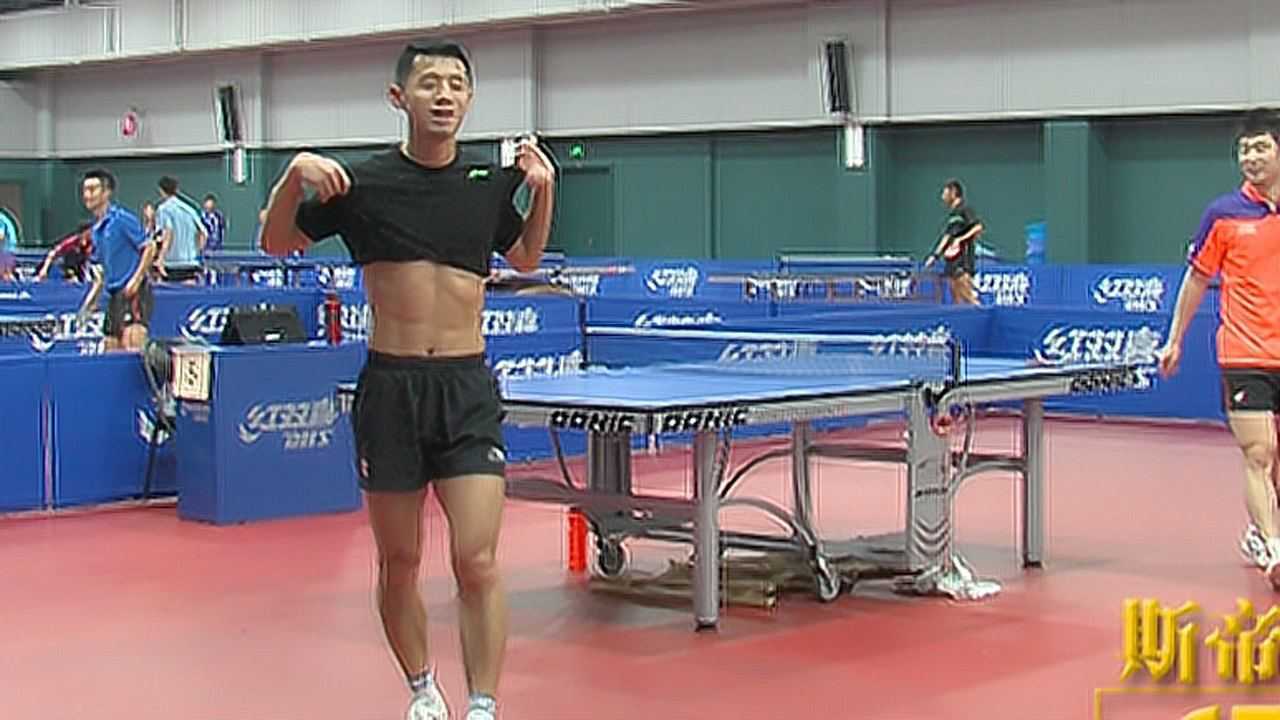 面对镜头张继科露出了自己的六块腹肌随即又不好意思了真可爱