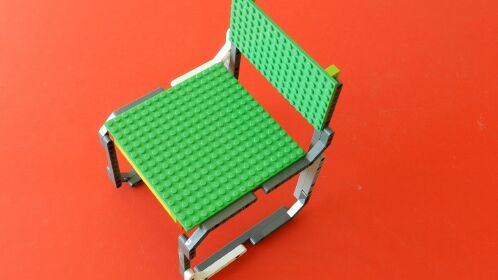 学龄小颗粒乐高零件搭建的椅子,非常像,可以让小朋友动手试试