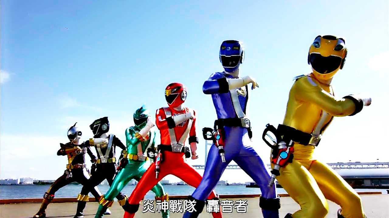 海贼战队豪快者借用炎神战队的力量战斗消灭了机械怪兽