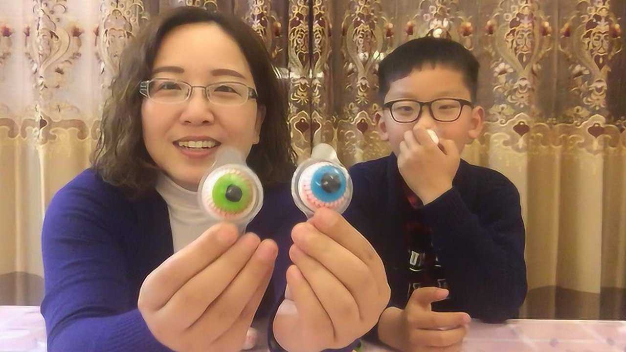 试吃整蛊糖果"眼珠糖",这造型太逼真,吃下去忍不住要吐出来
