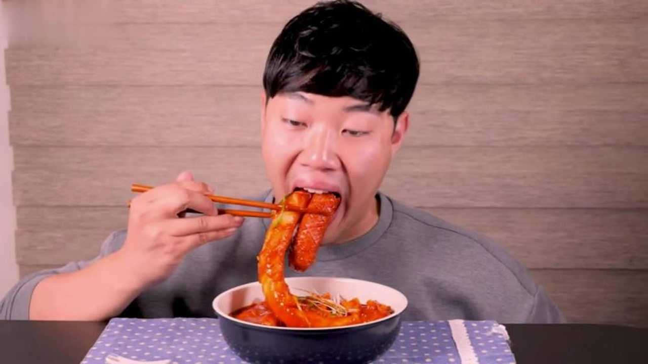 大胃王吃年糕配香肠,看着好好吃的样子!_腾讯视频