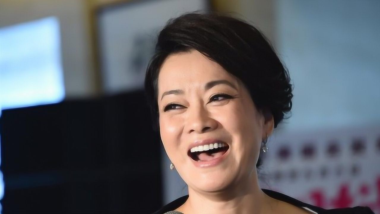 55岁毛阿敏近况,40岁后连生两娃,嫁富豪老公仍在家缝拖鞋