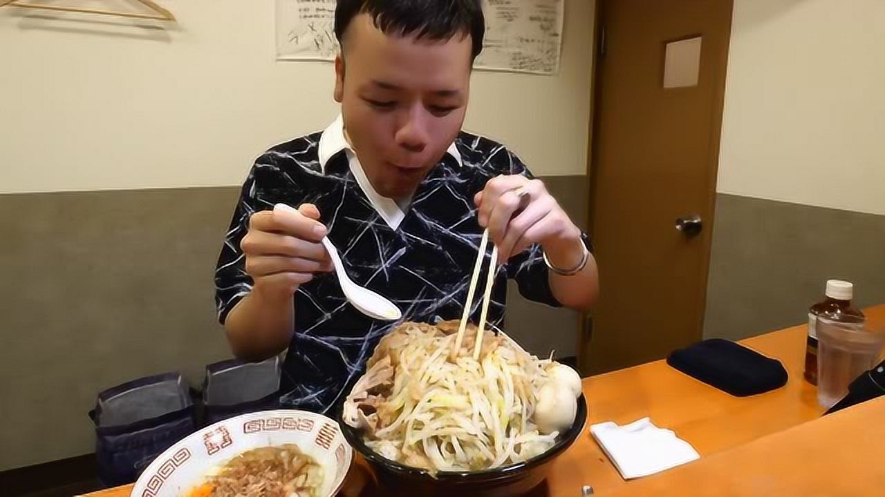 日本大胃王吃面,吃了一碗又一碗,吃的真香,这饭量太猛了