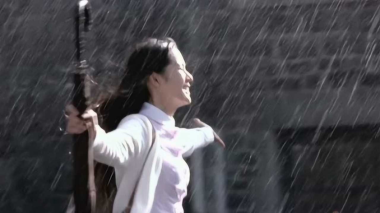 假如爱有天意孙艺珍雨中奔跑的画面太唯美了