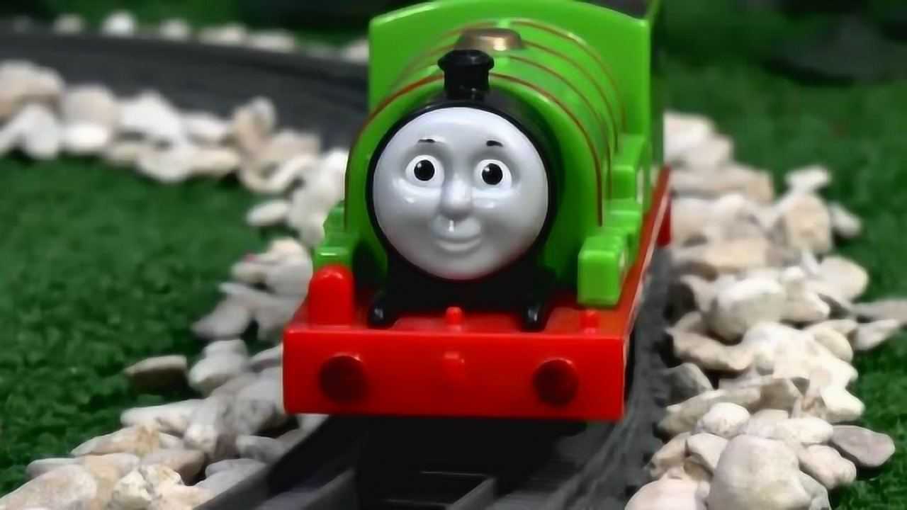 益智早教都帮托马斯小火车清理油漆太棒了乐于助人