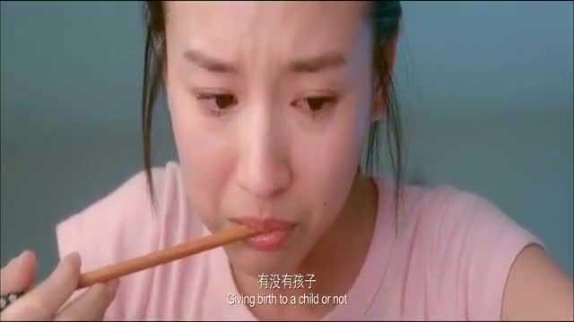 美女吃着面看着男友的检讨书哭了,男友:我在乎的,只有你!