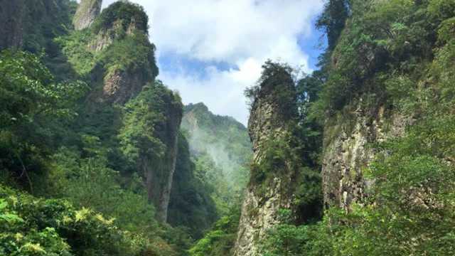 云雾缭绕九龙山,峰奇山秀醉古村