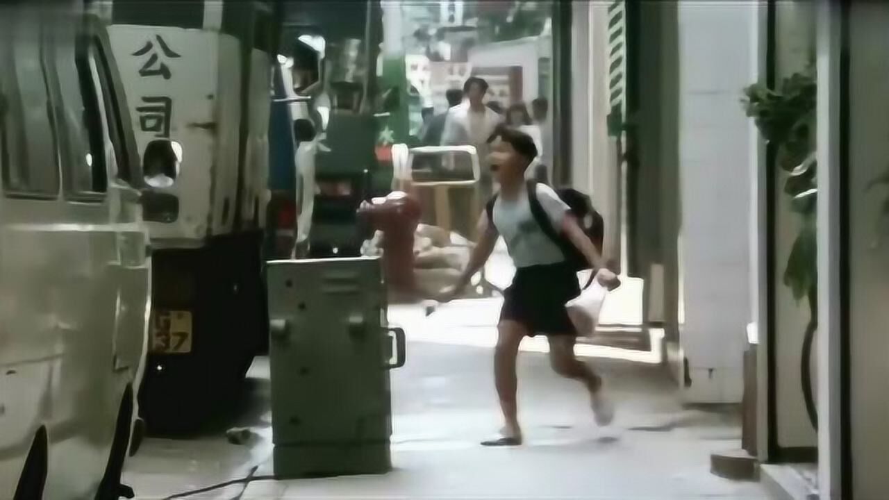 老爸当街扒了他的裤子_高清