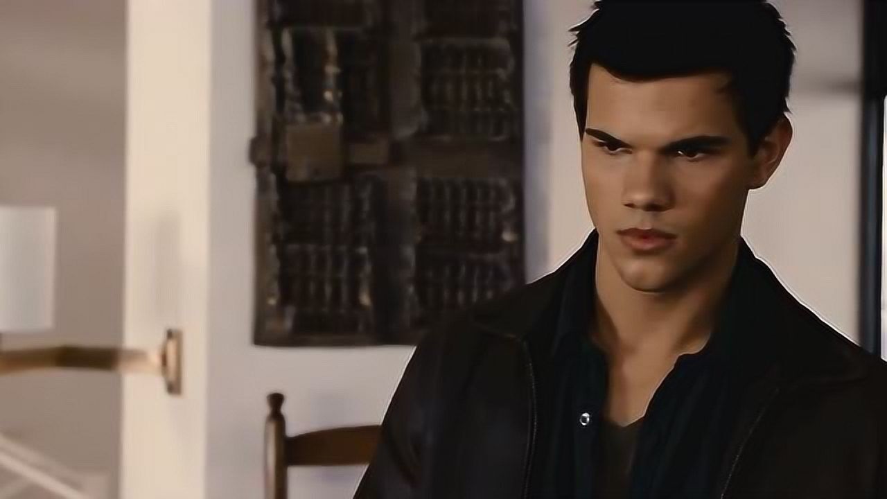 暮光之城4雅各布慌张的来到卡伦家是有什么事发生了吗