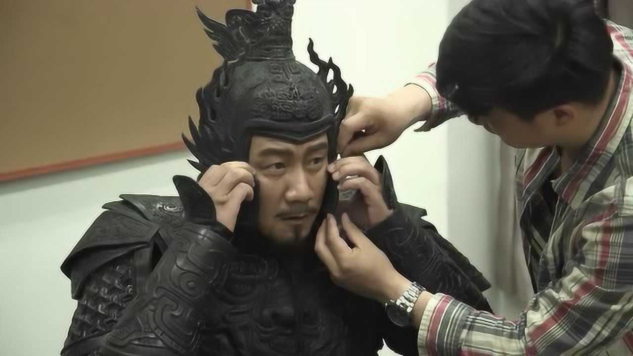 《影》拍摄的现场:胡军穿上将军的服装英姿飒爽