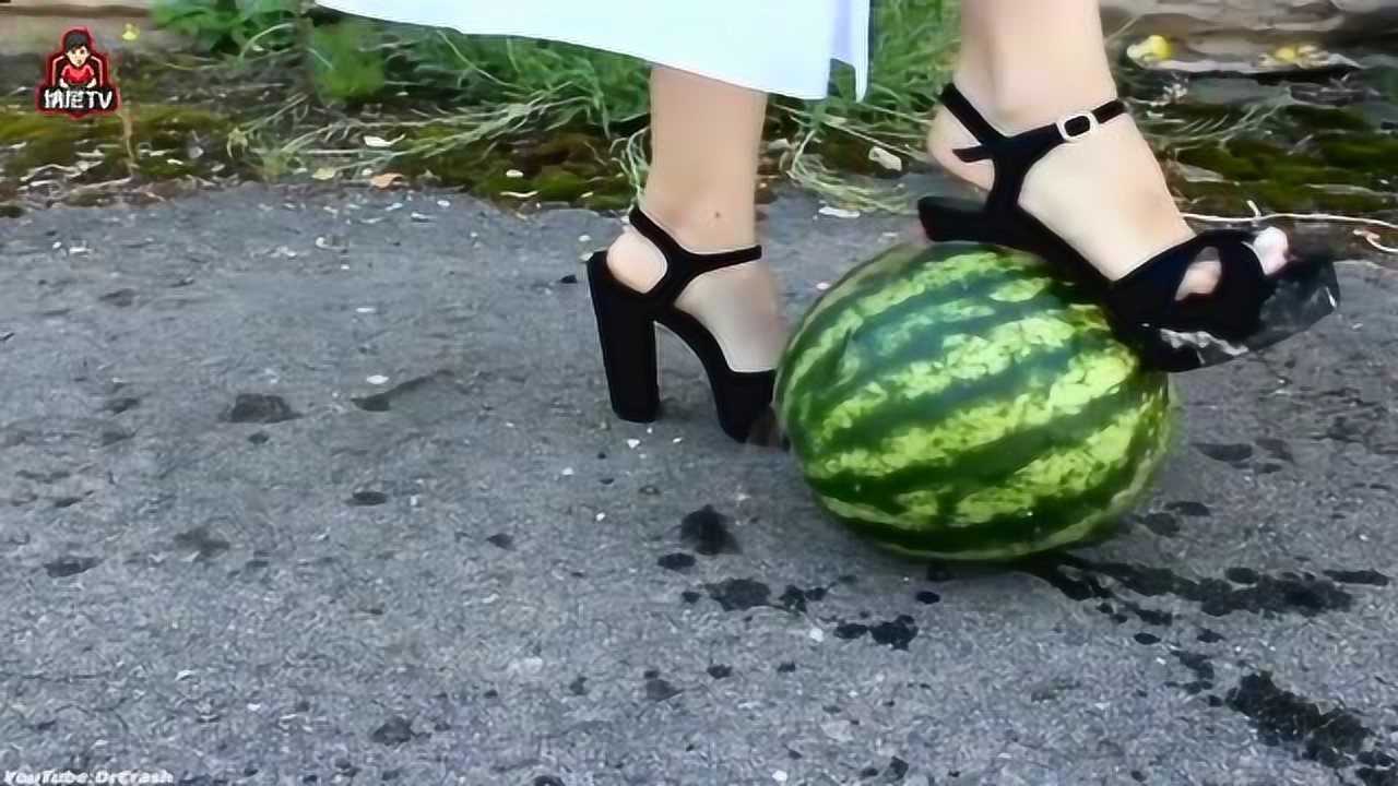 用高跟鞋踩西瓜会发生什么?真让人啼笑皆非!