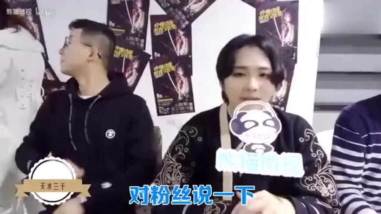 女孩子的裙底到底有什么？真撩起来给你看_腾讯视频